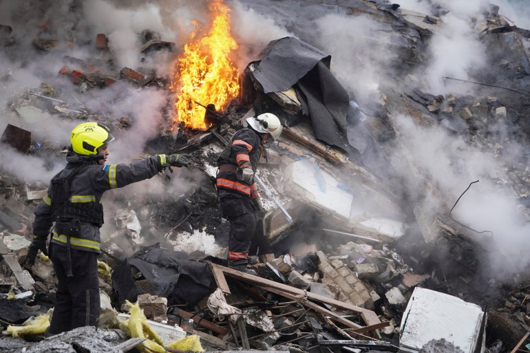 Rettungskräfte arbeiten am Unfallort eines Gebäudes, das durch einen russischen Raketenangriff beschädigt wurde