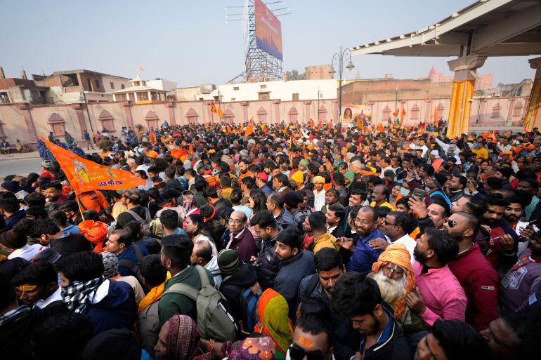 Devotos lotam o recém-inaugurado templo de Lord Ram, em Ayodhya, Índia, terça-feira, 23 de janeiro de 2024. O templo foi inaugurado pelo primeiro-ministro indiano Narendra Modi na segunda-feira.  (Foto AP/Rajesh Kumar Singh)