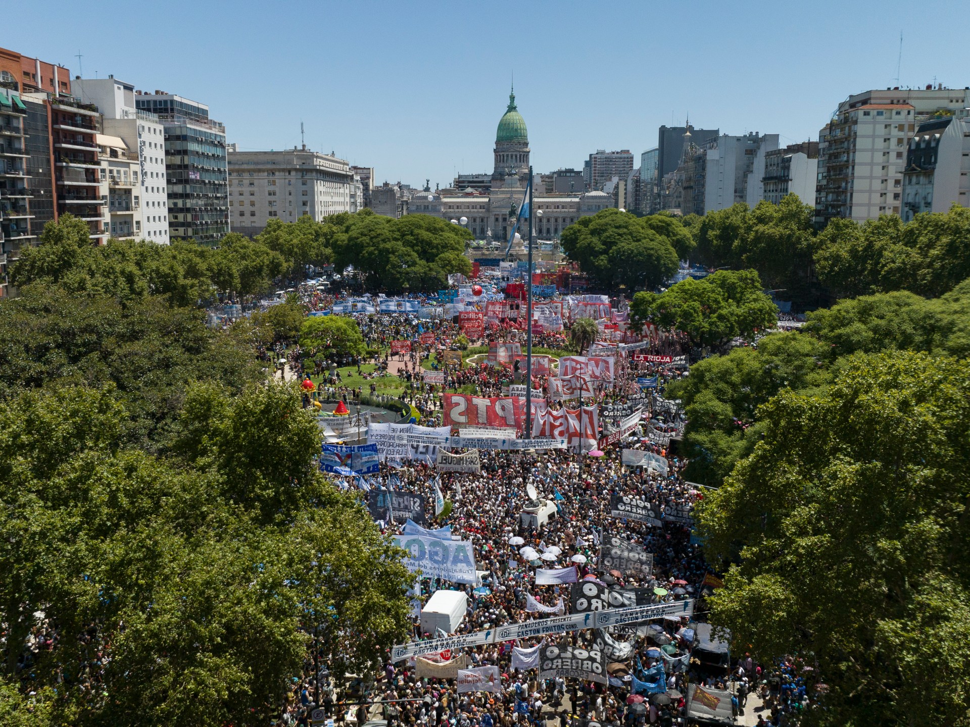 “배신자”: 하비에르 마일리 아르헨티나 대통령에 대한 수천명의 파업 |  항의 뉴스