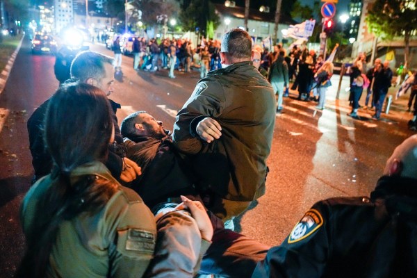 Израелската полиция арестува няколко протестиращи в Тел Авив които призоваха