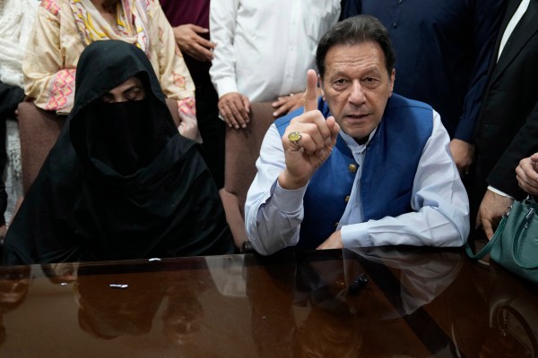 Съд в Пакистан осъди бившия премиер Имран Хан и съпругата