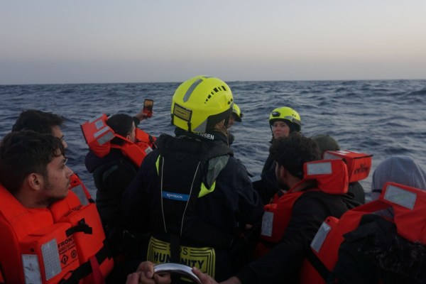 „Либия е ад“ 126 бежанци, спасени в Средиземно море, казват