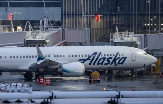 An Alaska Airlines Boeing 737 MAX 9 plane