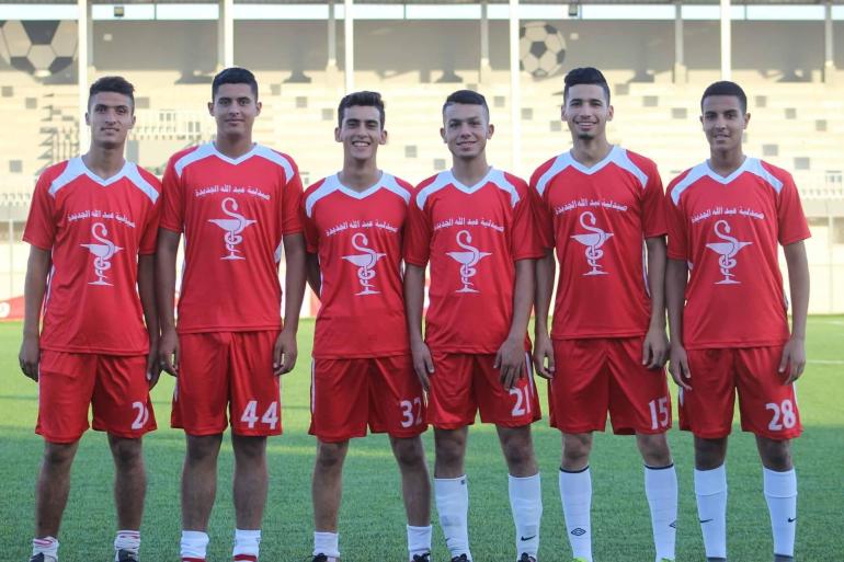 Khalid Abu-Habel (segundo à esquerda) fotografado com o time juvenil do clube de futebol Al-Maghazi em 2019 (Cortesia de Khalid Abu-Habel)