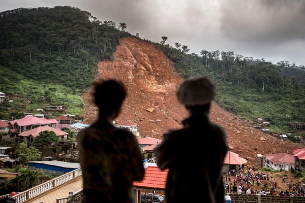 В Сиера Леоне изменението на климата влошава трафика на хора на бедните