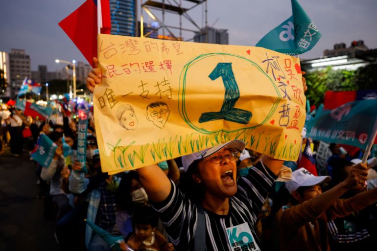 Apoiadores de Ko Wen-je, candidato presidencial do Partido Popular de Taiwan (TPP), participam de um evento de campanha antes da eleição em Kaohsiung, Taiwan, em 7 de janeiro de 2024. REUTERS/Ann Wang