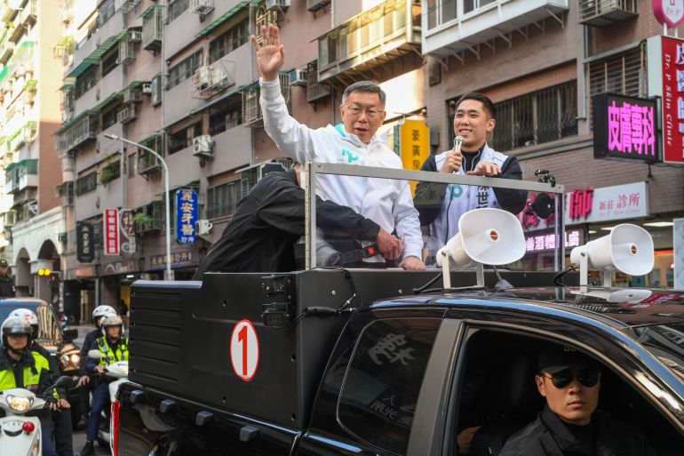Ko Wen-je (C), presidential candidate from the Taiwan People's Party (TPP), waves to supporters during an election campaign event in New Taipei City on January 2, 2024. Taiwan is less than two weeks from an election, closely watched from Beijing to Washington as it determines the future of the self-ruled island's relations with an increasingly bellicose China. (Photo by Sam Yeh / AFP)