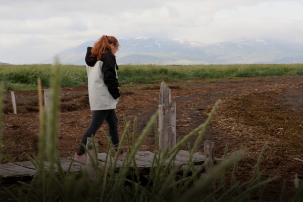 Исландия е известна със своите зашеметяващи пейзажи, рядко население, дълги
