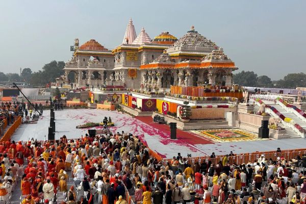 Министър председателят на Индия Нарендра Моди откри спорен хиндуистки храм в
