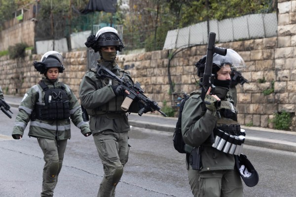 Окупиран Йерусалим: „Няма палестински мъж, който да не е бил бит“