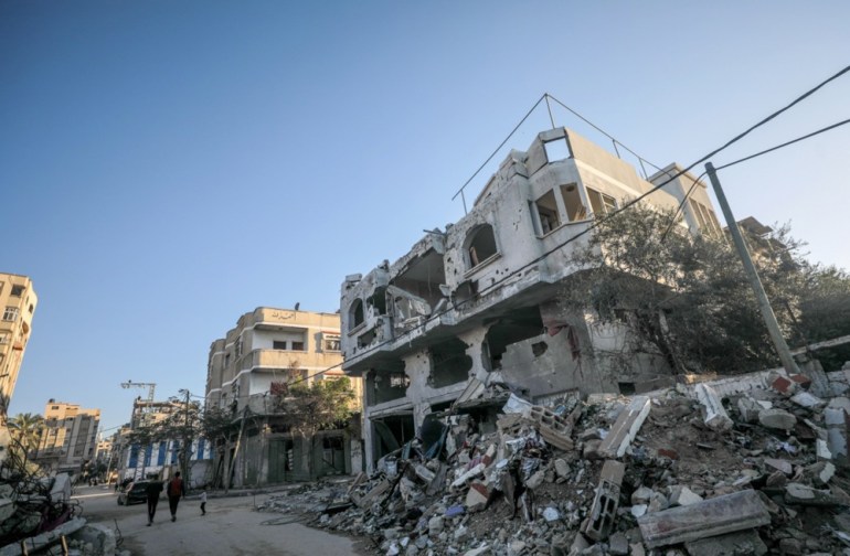 epa11134690 이스라엘 공습 이후 2024년 2월 7일 가자지구 알 부레이(Al Bureij) 난민캠프에서 파괴된 주택.  팔레스타인 보건부와 이스라엘 방위군(IDF)에 따르면 하마스 무장세력이 2023년 10월 7일 가자지구에서 이스라엘을 공격하고 이스라엘이 가자지구에서 작전을 벌인 이후 팔레스타인인 27,500명 이상, 이스라엘인 1,300명 이상이 사망했다고 한다. 그리고 그 뒤를 잇는 서안 지구.  EPA-EFE/모하메드 세이버