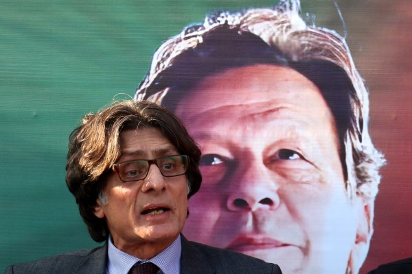 Избори в Пакистан: PTI се присъединява към религиозни партии, PPP подкрепя съперника PMLN