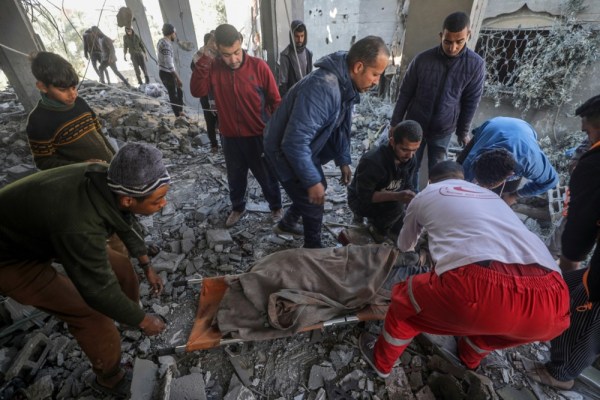 Най-малко 40 души са убити в централна Газа, докато Израел рекламира следвоенен план