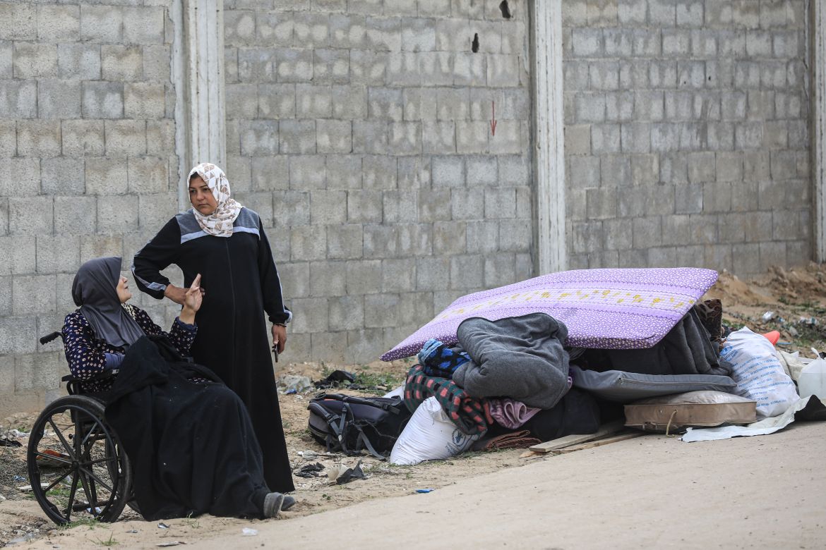 Hundreds flee in Gaza