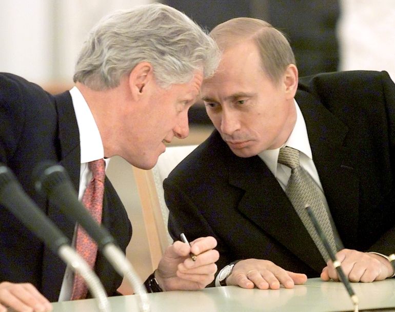 U.S. President Bill Clinton (L) and Russian President Vladimir Putin (R) confer during a ceremony to sign agreements on the establishment of a joint warning center for the exchange of information on missile launches