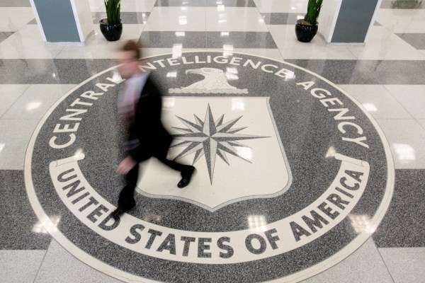 Бивш софтуерен инженер на ЦРУ, изтекъл информация в WikiLeaks, осъден на 40 години