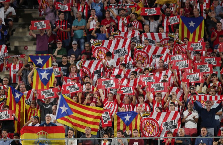 Fútbol - la Liga - Girona vs. Real Madrid - Montilivi, Girona, España - 26 de agosto de 2018 Fans durante el partido - Reuters/Albert Gea