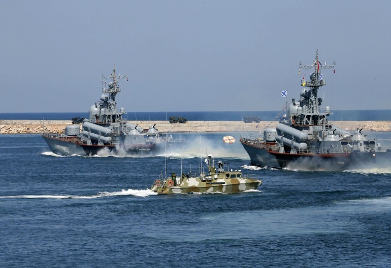 Dois navios de guerra russos são vistos navegando na costa da Crimeia.