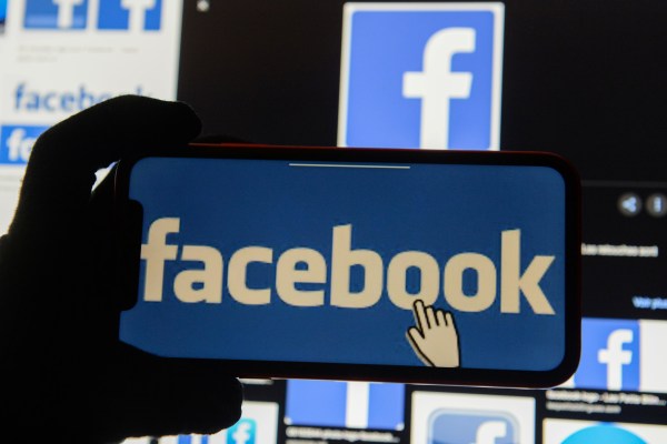 Facebook на 20: От виртуална общност до цензура на реалността