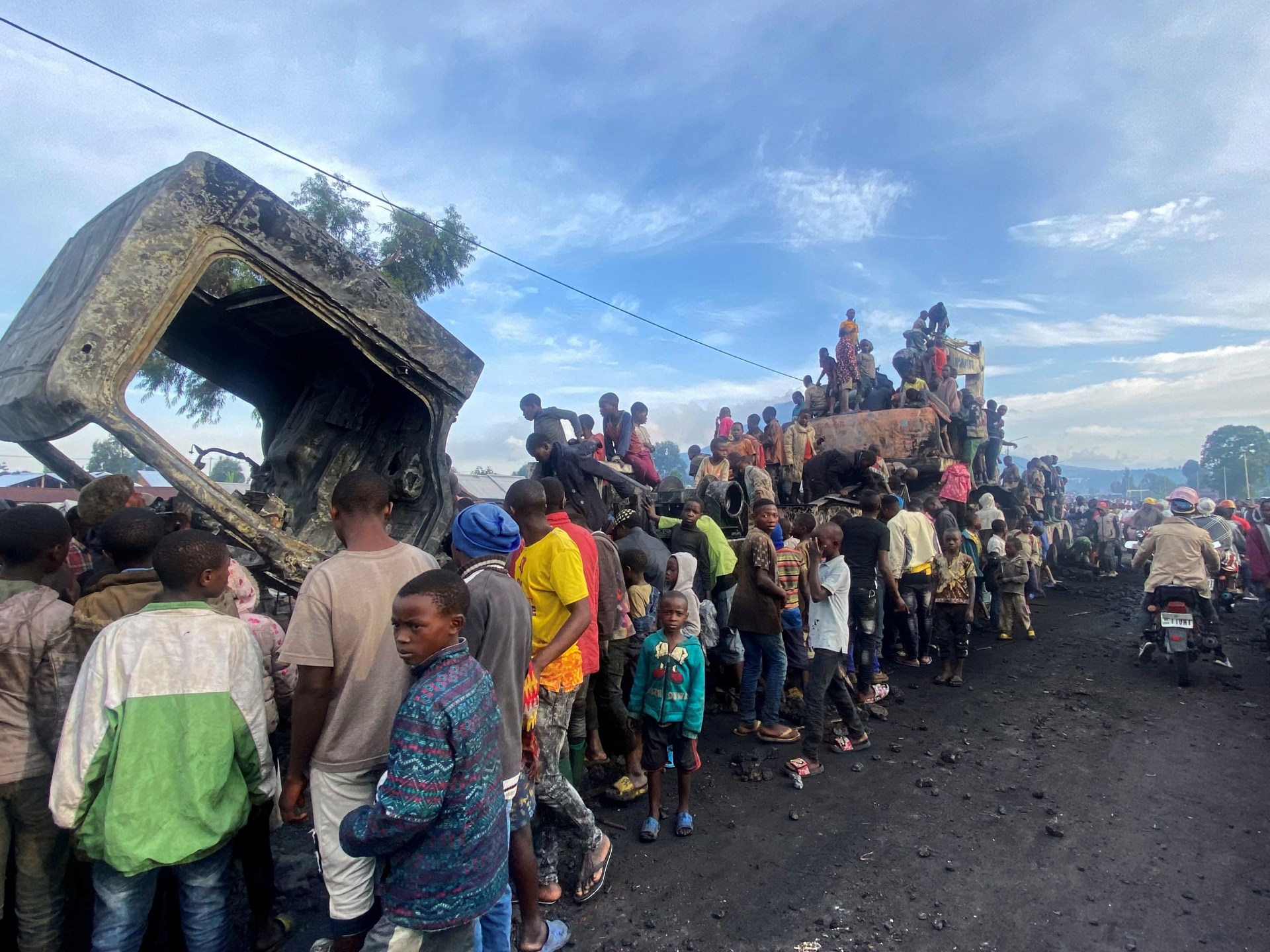 Thousands flee in eastern DR Congo as M23 rebels advance near Goma | Armed Groups News