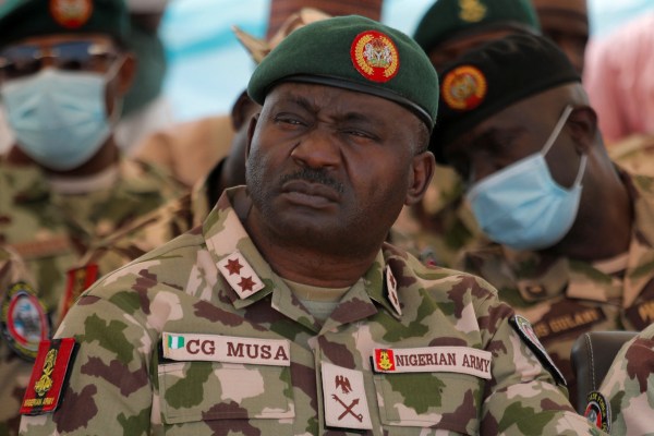 „ECOWAS полага усилия да стигне до Нигер“: нигерийски началник на отбраната