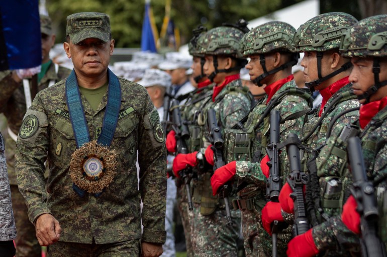 Chefe do exército das Filipinas, Romeo Brawner.  Ele está inspecionando uma guarda de honra em uma visita a uma base militar