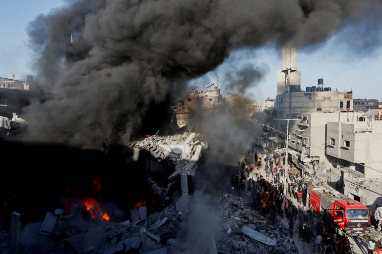 가자지구 칸 유니스에 대한 이스라엘의 공격 이후 화재에서 연기가 피어오르고 있다