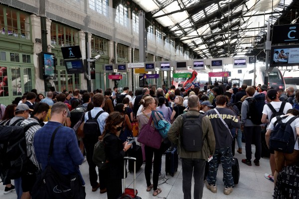 Мъж е нападнал на голямата жп гара Лион в Париж