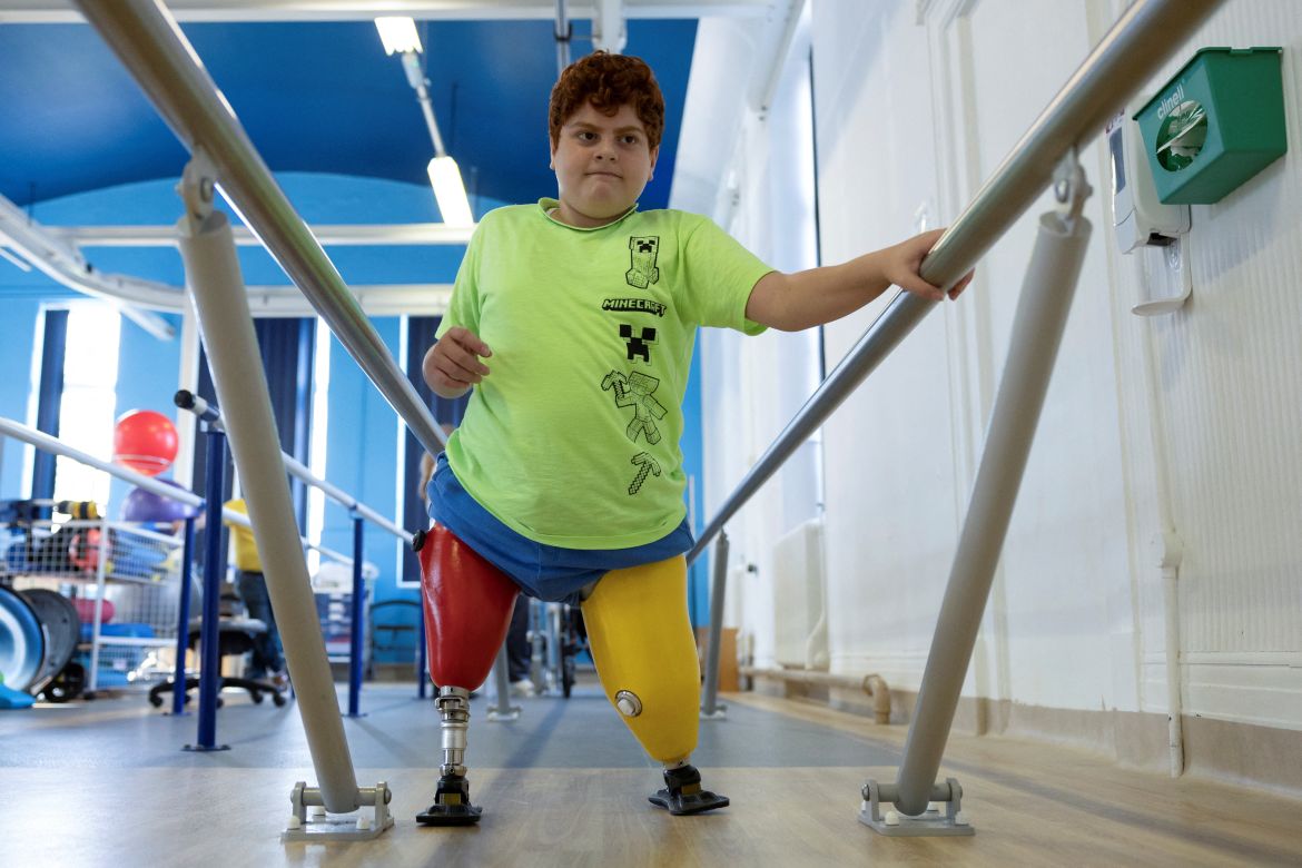 A boy's arduous steps on prosthetic legs after Turkey's earthquake