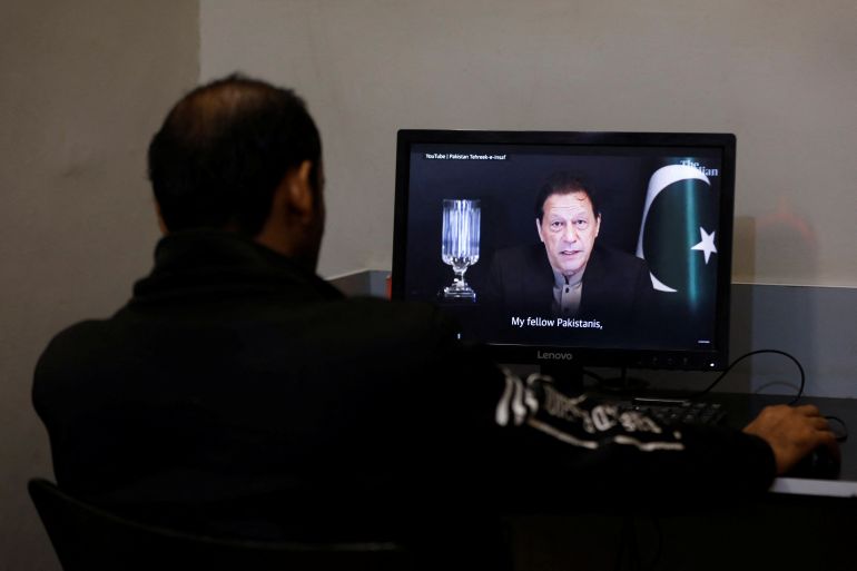 Um homem vê uma tela de computador exibindo o discurso elaborado por IA do ex-primeiro-ministro Imran Khan, para pedir votos antes das eleições gerais em Karachi, Paquistão, em 2 de fevereiro de 2024. REUTERS/Akhtar Soomro