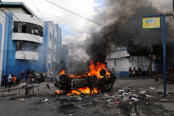 Петима убити при сблъсъци с полицията, докато протестите разтърсват Хаити