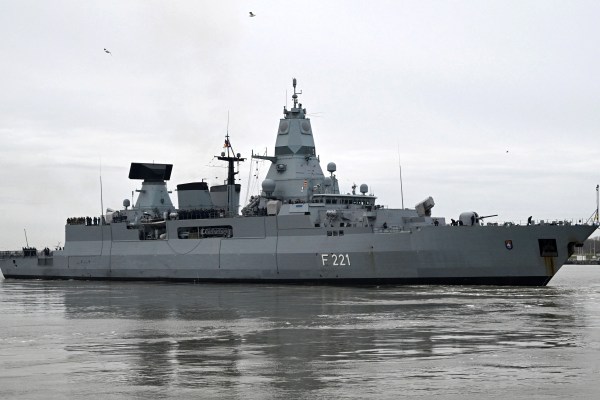 Европейският съюз стартира военноморска мисия за защита на товарните кораби