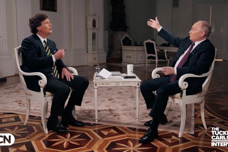 블라디미르 푸틴 러시아 대통령이 모스크바에서 미국 TV 진행자 터커 칼슨과의 인터뷰에서 연설하고 있다.
