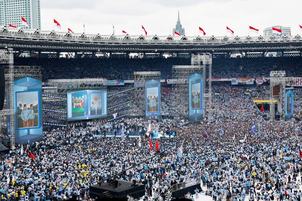 Десетки хиляди поддръжници на кандидатите за президент на Индонезия се