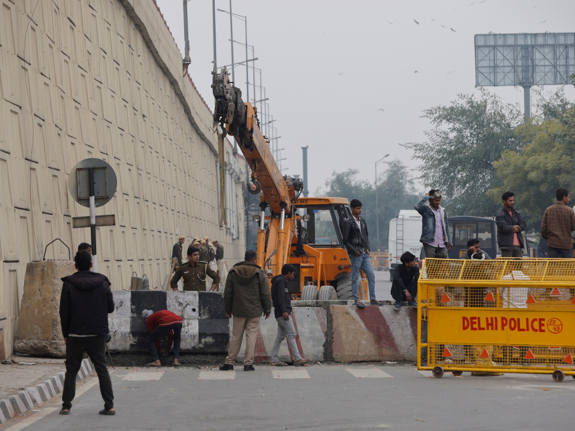 La police indienne bloque les routes pour arrêter la marche des agriculteurs vers New Delhi |  Nouvelles