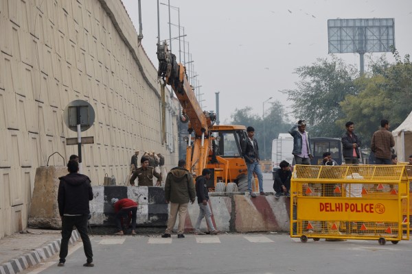 Индийската полиция блокира пътища водещи към Ню Делхи докато фермерите