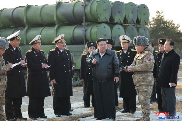 Севернокорейският лидер Ким Чен Ун наблюдава теста на нови ракети земя-море