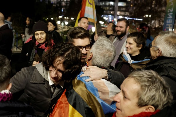 Гърция стана първата православна християнска страна легализирала еднополовите бракове въпреки