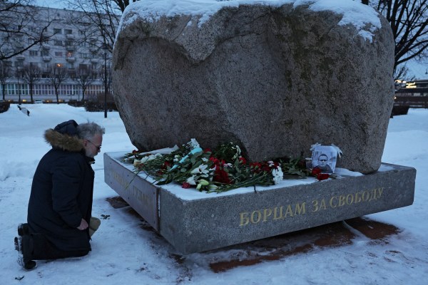 Повече от 100 задържани на мемориалите на Навални в Русия: Правозащитна група