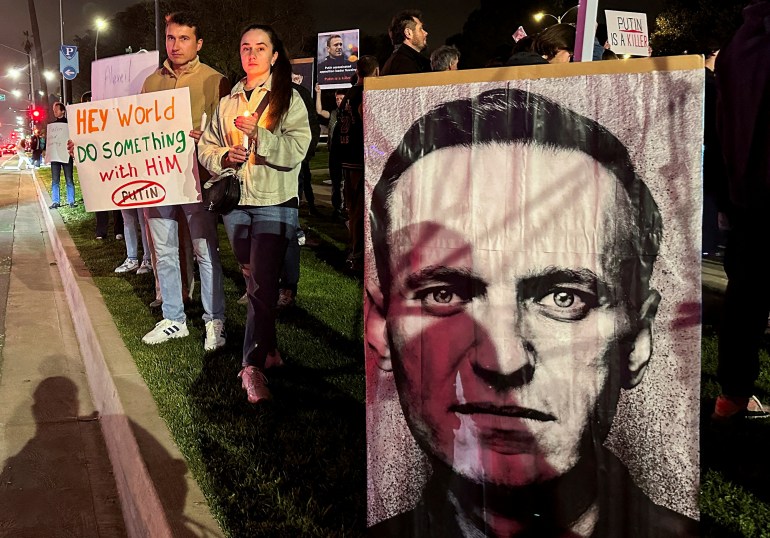 Apoiadores do líder da oposição russa Alexei Navalny se reúnem para lamentar sua morte, em Beverly Hills, Califórnia, EUA, 16 de fevereiro