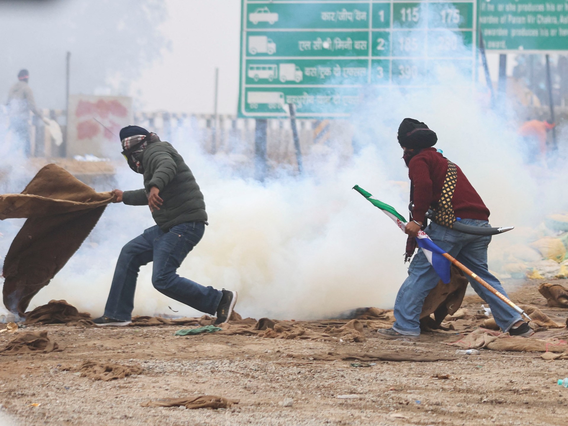 La policía garrocha gases lacrimógenos contra los agricultores indios que protestan en su marcha con destino a Nueva Delhi CINEINFO12