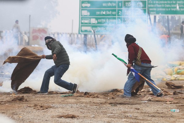 Полицията използва сълзотворен газ срещу хиляди индийски фермери, които възобновиха