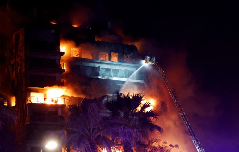 Diez personas murieron en un incendio que arrasó edificios residenciales en Valencia, España  Noticias