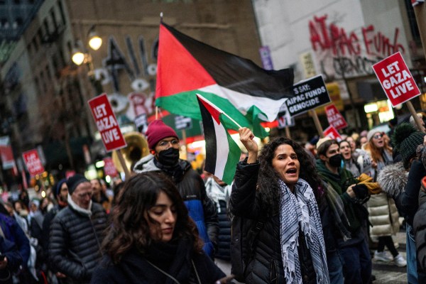 Хиляди демонстранти маршируваха в подкрепа на Палестина до нюйоркския офис