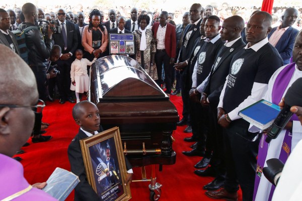 Стотици опечалени присъстваха на погребението на звездата в маратона Киптум в Кения