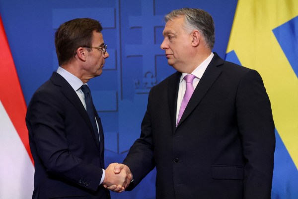 Унгария подписа споразумение за закупуване на четири изтребителя от Швеция
