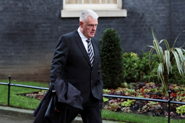 Консерваторите в Обединеното кралство отстраниха депутат, който каза, че „ислямистите“ контролират кмета на Лондон
