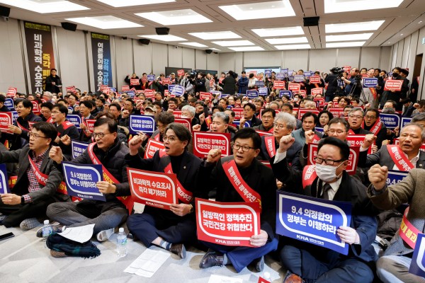 Хиляди южнокорейски стажант лекари които организираха масово напускане заради реформите в