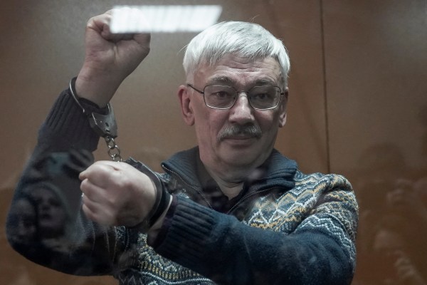 Руският активист Олег Орлов е осъден на 30 месеца затвор