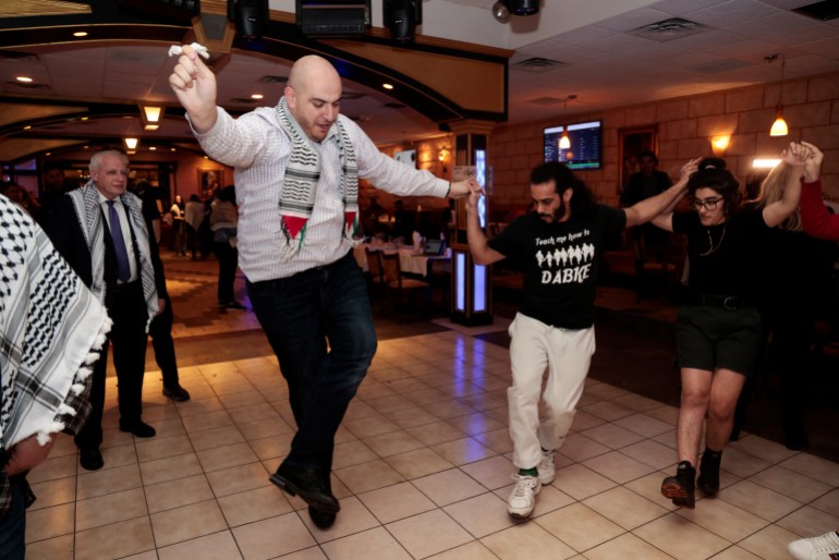 Der Aktivist Abbas Alawieh führt den Tanz Dabke während einer Wahlnachtversammlung ohne feste Abstimmung an, während Demokraten und Republikaner ihre Vorwahlen zum Präsidenten in Michigan abhalten